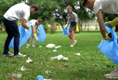 Κόσμος μαζεύει μαζικά σκουπίδια από πάρκα και παραλίες για το «Trashtag Challenge»