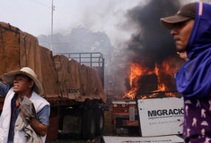 Βενεζουέλα: Ο στρατός έκαψε φορτηγό με ανθρωπιστική βοήθεια