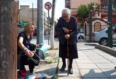 «Δεν θα ξαναβγώ να πουλήσω παντοφλάκια»: λέει η 90χρονη που συνελήφθη και κρατήθηκε 12 ώρες