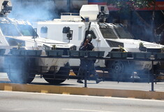 «Στην κόψη του ξυραφιού» η Βενεζουέλα: Δεκάδες τραυματίες από τις συγκρούσεις