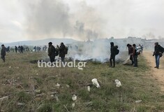 Πόλεμος με πέτρες και χημικά στα Διαβατά - Ένταση και επεισόδια στο κέντρο φιλοξενίας