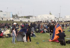 Τα Διαβατά έγιναν η νέα Ειδομένη - Αποφασισμένοι να παραμείνουν οι πρόσφυγες μέχρι να ανοίξουν τα σύνορα