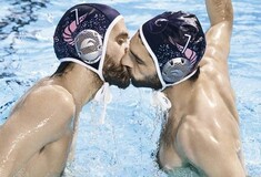 Δύο πολίστες φιλιούνται για το εξώφυλλο κατά της ομοφοβίας στη L' Equipe