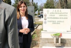 Η Μπέττυ Μπαζιάνα άφησε λουλούδια στον τάφο του Αλέξη Ζορμπά