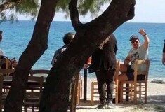 Τσίπρας και Πολάκης μαζί σε ταβέρνα στην Κρήτη - Οι διακοπές του πρωθυπουργού στο Ροδάκινο