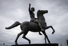Βανδάλισαν το άγαλμα του Μεγάλου Αλεξάνδρου στην Αθήνα: «Ήταν φονιάς των λαών»