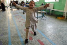 Συγκινεί ο πεντάχρονος Αφγανός που έχασε το πόδι και χορεύει με το προσθετικό μέλος που απέκτησε