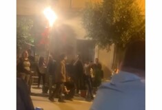 Άνω Πετράλωνα: Αντιεξουσιαστές στην ταβέρνα όπου τρώει ο Μπακογιάννης - Φωνάζουν συνθήματα