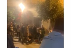 Άνω Πετράλωνα: Αντιεξουσιαστές στην ταβέρνα όπου τρώει ο Μπακογιάννης - Φωνάζουν συνθήματα