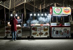 Λουκάνικα, κρεμμύδια και παρά λίγο ξύλο - Το φαγητό των γηπέδων