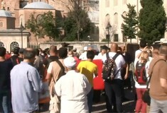 Αγία Σοφία: Κόσμος συγκεντρώνεται απ' έξω μετά την απόφαση να γίνει τζαμί - Βίντεο