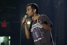 «Aziz Ansari: Right Now» στο Netflix: Η stand up κωμωδία της απολογίας και της ενσυναίσθησης