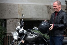 Bloomberg για Βαρουφάκη: Θυμάστε τον Έλληνα ΥΠΟΙΚ με τα δερμάτινα και την μηχανή; Επέστρεψε στο παιχνίδι