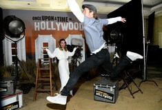 Ο Μπραντ Πιτ κάνει photobombing με μπαλέτο στη Μάργκοτ Ρόμπι