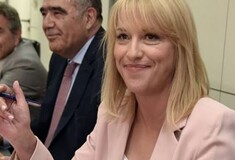Η Δούρου δημοσίευσε φωτογραφία της Μερκούρη με τσιγάρο για να σχολιάσει τον αντικαπνιστικό νόμο