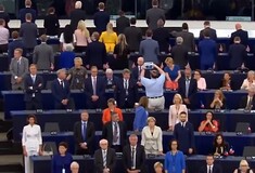 Οι ευρωβουλευτές του κόμματος του Brexit γύρισαν την πλάτη τους στον ευρωπαϊκό ύμνο