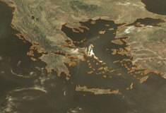 Οι καπνοί από την πυρκαγιά στην Εύβοια πνίγουν την Αττική - Εικόνα από δορυφόρο