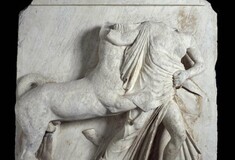 Στο Μουσείο της Ακρόπολης η Μετόπη του Παρθενώνα από το Λούβρο - Τι συμφώνησαν Μητσοτάκης και Μακρόν