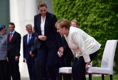 Καθιστή υποδέχτηκε η Μέρκελ την πρωθυπουργό της Δανίας