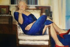 Ο Μπιλ Κλίντον με μπλε φόρεμα και γόβες - Η ιστορία του περίεργου πίνακα στο σπίτι του Έπσταϊν