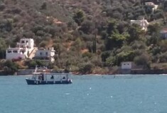 Πόρος: Ελικόπτερο έπεσε στη θάλασσα