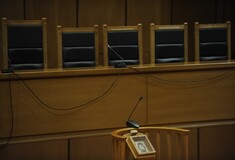 Σε συμβολαιογράφο η σύνταξη των 24.000 ευρώ - Ζητά επίσης αναδρομικά 400.000 ευρώ
