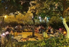 Σαν πικ-νικ με κρασί: Νέο wine bar σε ένα «κρυφό» παρκάκι στην Ακρόπολη