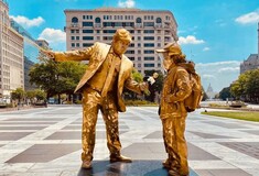 Χρυσά, ζωντανά αγάλματα απεικονίζουν τις πιο διχαστικές στιγμές του Ντόναλντ Τραμπ
