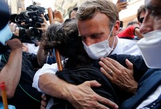 Στην κατεστραμμένη Βηρυτό, ο Εμανουέλ Μακρόν πρόσφερε παρηγοριά και μία αγκαλιά