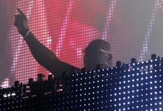 Ο Carl Cox διέκοψε το σετ του στην Αθήνα για να σταματήσει καβγά ανάμεσα σε θαυμαστές