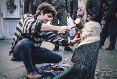Καλλιτέχνης μεταμορφώνει τα νεκρά δέντρα της Ρώμης - Εντυπωσιακά γλυπτά σε κορμούς