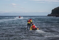 Τραγωδία στις Οινούσσες: Παιδί τεσσάρων ετών και βρέφος οι νεκροί του ναυαγίου με μετανάστες