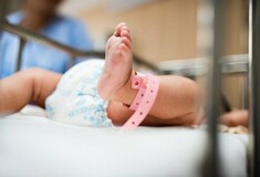 Κύκλωμα υιοθεσιών: Οι υποψήφιες παρένθετες μητέρες πλήρωναν 1000 ευρώ σε «μεσάζουσες»