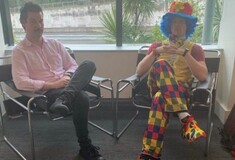 Νέα Ζηλανδία: Έφερε μαζί του κλόουν σε μίτινγκ για την απόλυσή του - Για ψυχολογική υποστήριξη
