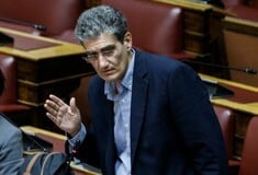 Γιαννούλης: Σαδισμός το μπάρμπεκιου με χοιρινό έξω από δομή προσφύγων, λέει ο βουλευτής του ΣΥΡΙΖΑ