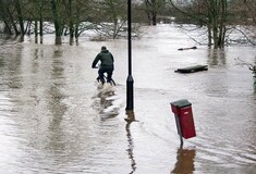 Πρωτοφανείς πλημμύρες στη Βρετανία: Κάτοικοι καλούνται να εγκαταλείψουν τα σπίτια τους
