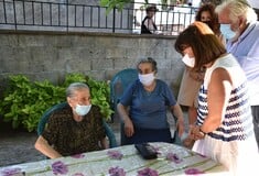 Συνάντηση Σακελλαροπούλου με τις γιαγιάδες της Σκάλας Συκαμνιάς - «Η ψυχή της Ελλάδας ήταν εδώ»