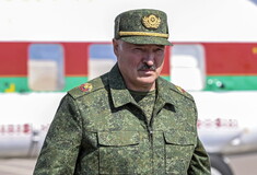 Λευκορωσία: Ο Λουκασένκο με αλεξίσφαιρο και «καλάσνικοφ» στο χέρι- Πέταξε πάνω από τη μαζική διαδήλωση εναντίον του