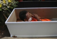 Ινδονησία: Τέρμα η τιμωρία με το «φέρετρο» για τους αρνητές της μάσκας