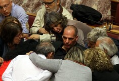 Πέσαν όλοι πάνω στο Βαρουφάκη - Στη Βουλή κατευθείαν μετά το Eurogroup o YΠΟΙΚ