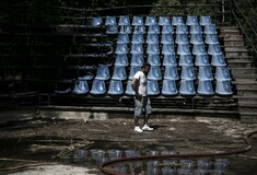 Εικόνες από την πύρινη καταστροφή στο θέατρο της Ρεματιάς