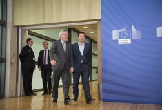 Επιστρέφει στην Αθήνα ο Τσίπρας και συγκαλεί κυβερνητικό συμβούλιο