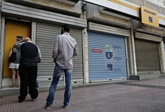 ΚΕΠΕ: Επιστρέφει σε ύφεση η οικονομία - Σφοδρό πλήγμα από τα capital controls