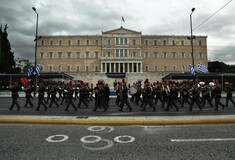 Δημοτικά, χοροί και πανηγυρικό κλίμα χωρίς κάγκελα στην Παρέλαση της 25ης Μαρτίου