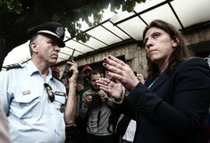 Oργή από την επέμβαση της Κωνσταντοπούλου στην αστυνομία έξω από τη Βουλή