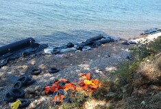 Περιβαλλοντική «βόμβα» στα νησιά από τις πλαστικές βάρκες των προσφύγων