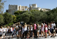 Τρία ευρώ το νερό κάτω από την Ακρόπολη