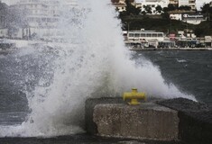 Για τρίτη ημέρα μέσα στο «Βιτσέντζος Κορνάρος» οι επιβάτες