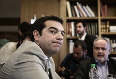 Bloomberg: Ο Τσίπρας είναι στριμωγμένος στη γωνία