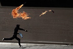 Οι εικόνες καταστροφής και βίας στο Σύνταγμα σήμερα